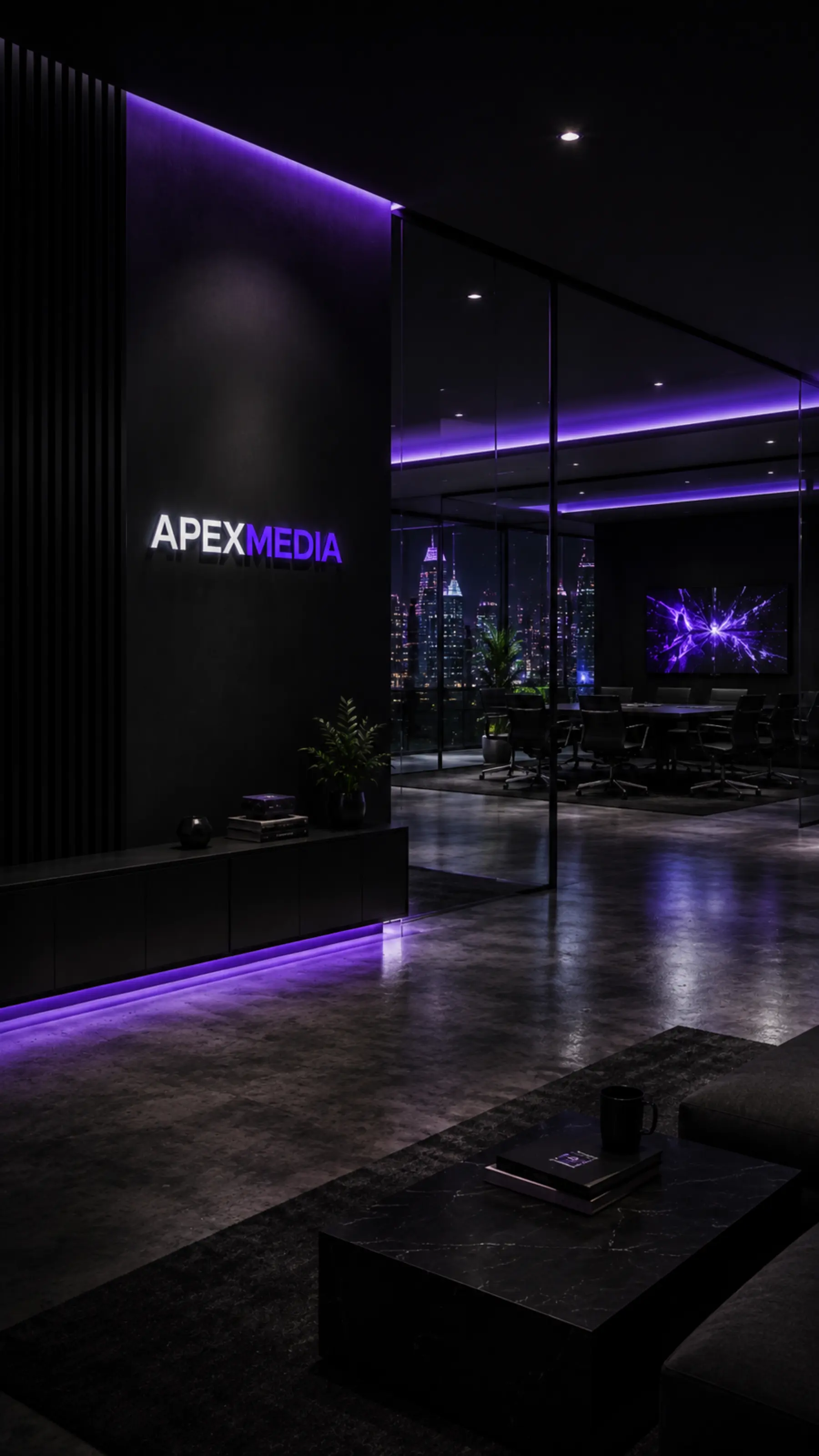 Reception Apex Media con insegna luminosa e atmosfera cinematografica